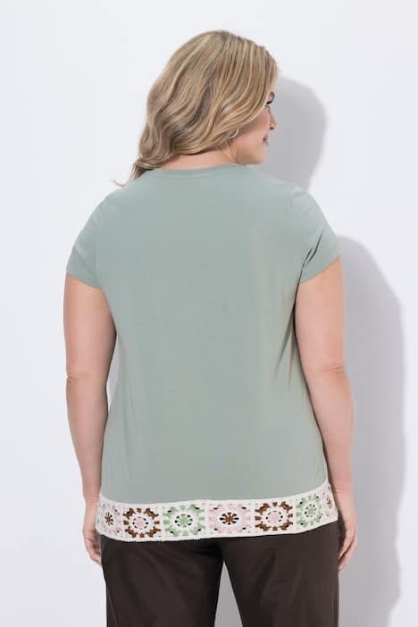 T-shirt en coton bio, bordure en crochet, décolleté rond et manches courtes