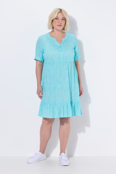 Robe motif feuilles, coupe évasée, col tunisien et manches courtes