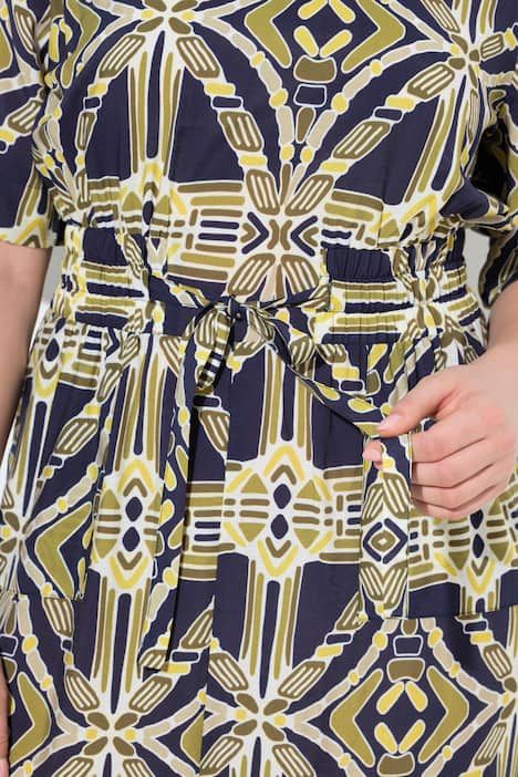 Robe midi avec poches, manches courtes et col chemise, coupe évasée