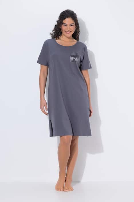 Chemise de nuit avec poche poitrine en satin, décolleté rond et manches courtes
