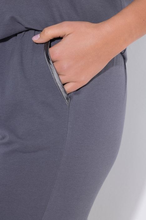 Pyjama avec poche poitrine en satin, décolleté en V et manches courtes