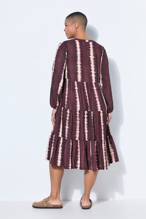 Robe maxi avec volants, décolleté en V et motif batik