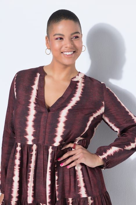 Robe maxi avec volants, décolleté en V et motif batik