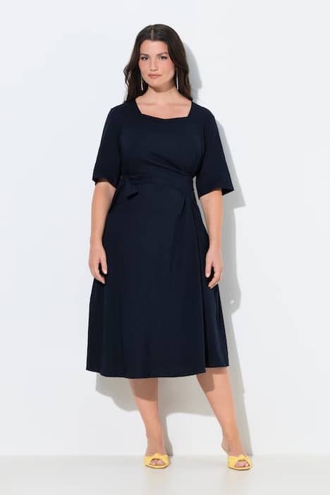 Robe midi en lin mélange, esprit cache-cœur, décolleté rond et manches courtes