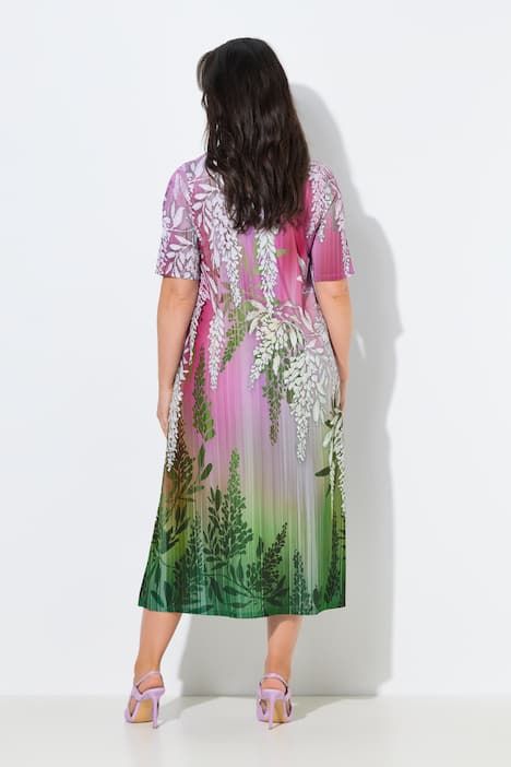 Robe en piqué au tombé fluide, décolleté en V et manches courtes, coupe évasée