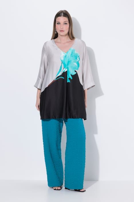 Blouse en satin motif floral, décolleté en V et manches 3/4, coupe évasée