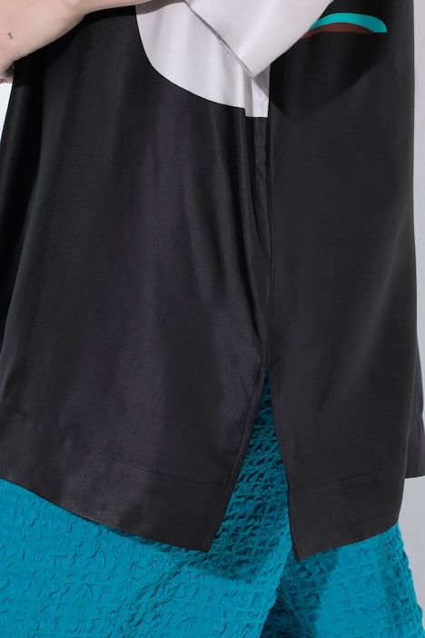 Blouse en satin motif floral, décolleté en V et manches 3/4, coupe évasée