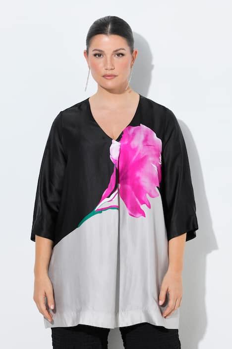 Blouse en satin motif floral, décolleté en V et manches 3/4, coupe évasée