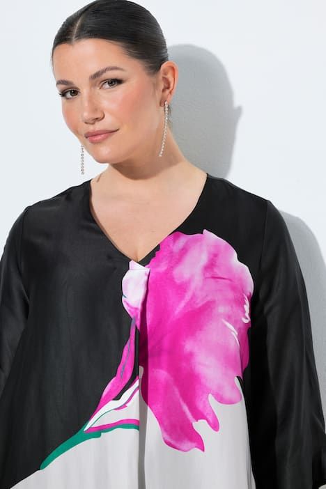 Blouse en satin motif floral, décolleté en V et manches 3/4, coupe évasée