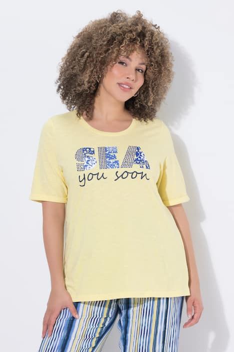 T-shirt avec petits strass fantaisie, décolleté rond et manches courtes, coupe Classic Fit