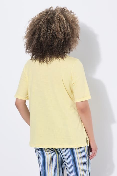 T-shirt avec petits strass fantaisie, décolleté rond et manches courtes, coupe Classic Fit