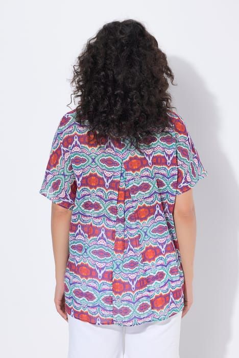 Chemisier imprimé, col très légèrement montant et manches longues, pli fantaisie