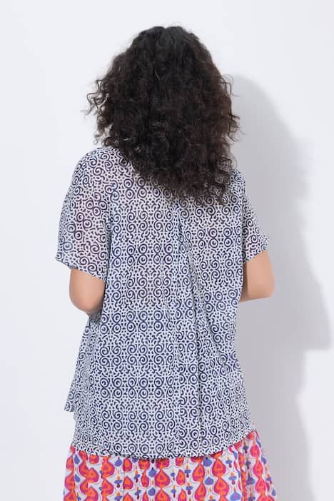 Chemisier imprimé, col très légèrement montant et manches longues, pli fantaisie