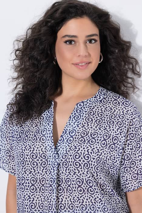 Chemisier imprimé, col très légèrement montant et manches longues, pli fantaisie