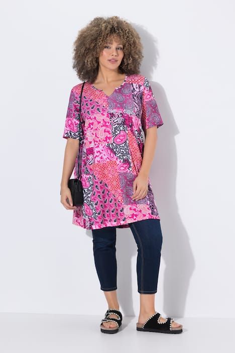 T-shirt avec jeu de motifs, manches courtes et col tunisien, coupe évasée