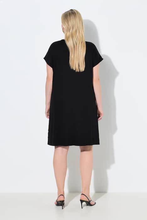 Robe en jersey oversize, avec voile en mousseline, décolleté en V et manches courtes
