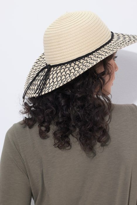Chapeau en paille, ruban fantaisie et bord avec motif