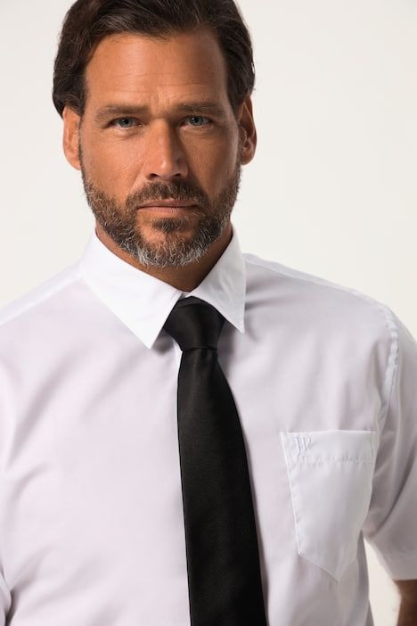 Manches courtes. Collection Business, tissu infroissable. Coupe Modern Fit.