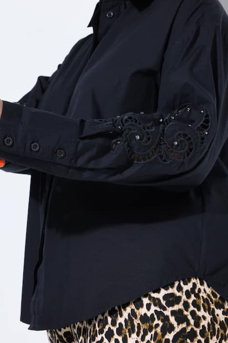 Chemisier coupe oversize, broderie et manches longues avec rivets fantaisie