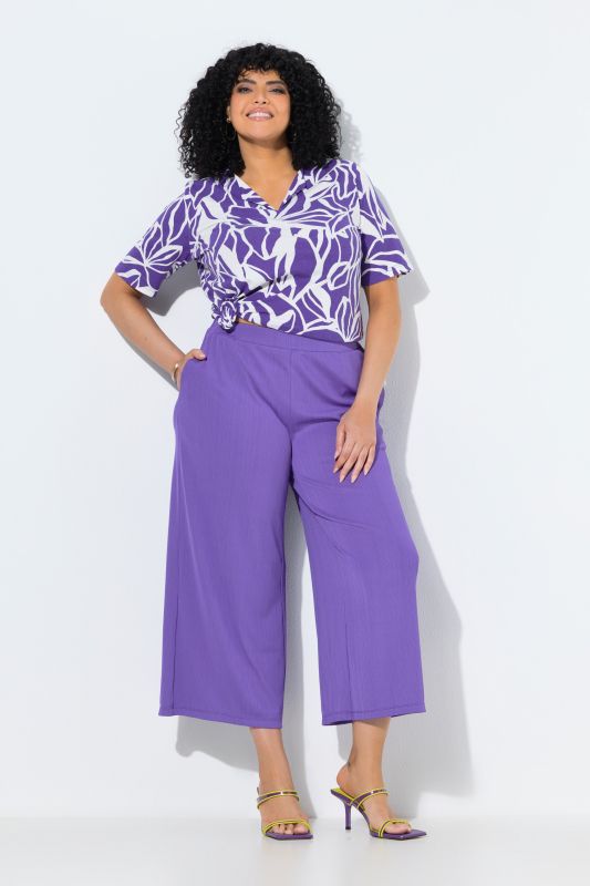 Jupe-culotte en tissu texturé. Taille élastique. Jambe droite, longueur mollet