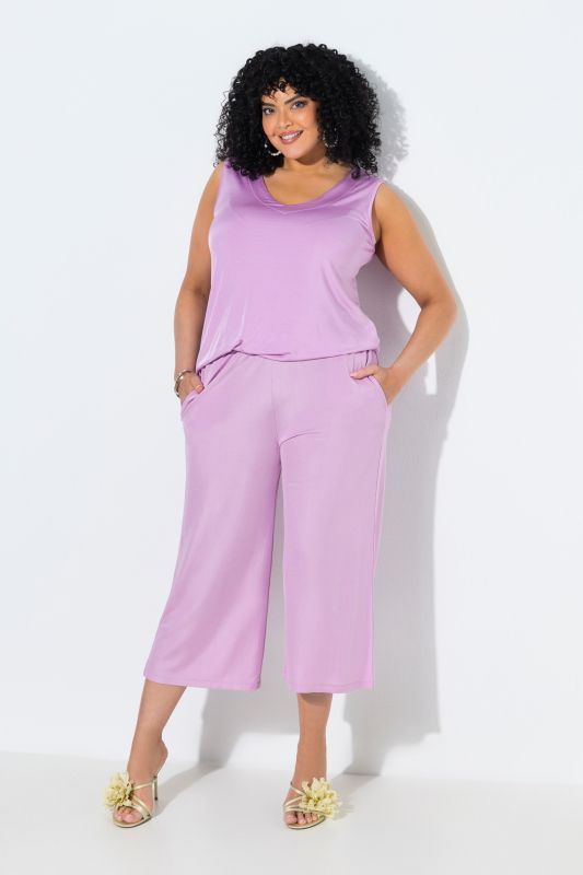 Jupe-culotte en maille fluide. Longueur mollet, jambe large. Taille élastique