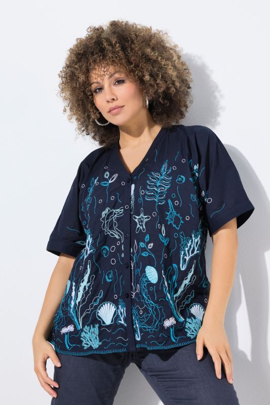 Chemisier oversize avec broderies. Décolleté V et manches courtes