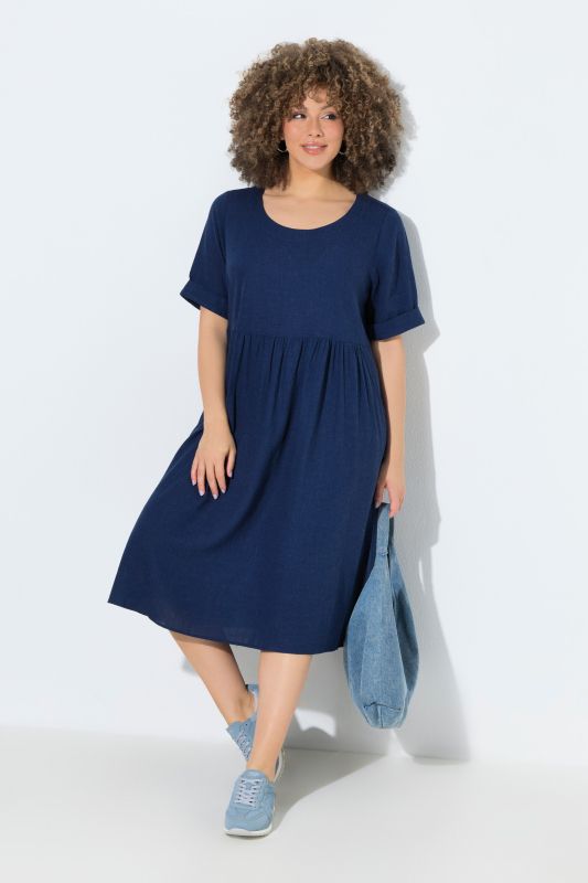 Robe en lin mélangé. Encolure ronde et manches courtes. Coupe évasée