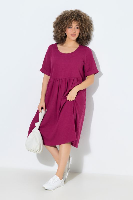 Robe en lin mélangé. Encolure ronde et manches courtes. Coupe évasée