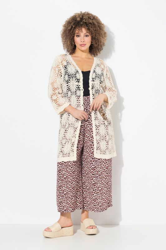 Cardigan, motif floral. Col V et manches longues. Finitions vague