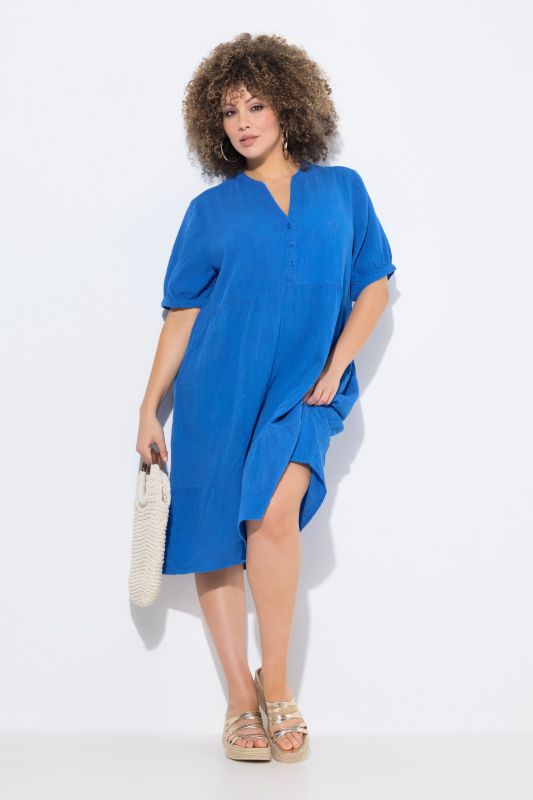 Robe en mousseline. Col tunisien et manches courtes. Coupe évasée