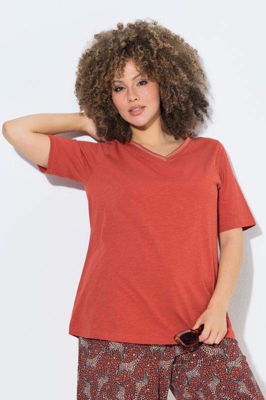 T-shirt avec broderie, décolleté en V et manches courtes, coupe Classic Fit