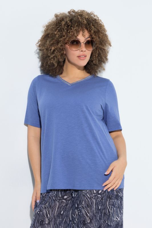 T-shirt avec broderie, décolleté en V et manches courtes, coupe Classic Fit