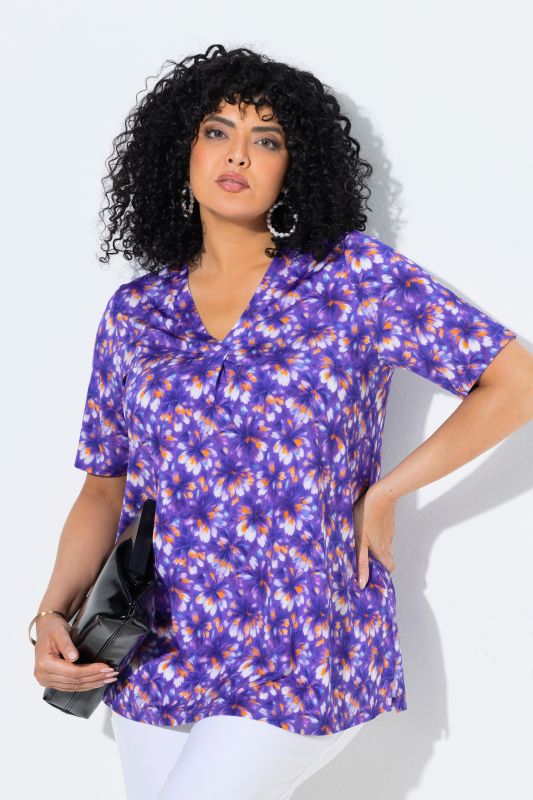 T-shirt au tombé fluide, décolleté en V avec pli fantaisie et manches courtes, coupe évasée