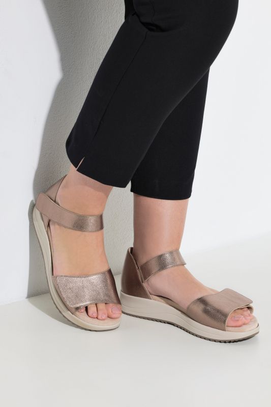 Sandalettes en cuir Caprice, fermeture à scratch et semelle de propreté amovible - largeur G