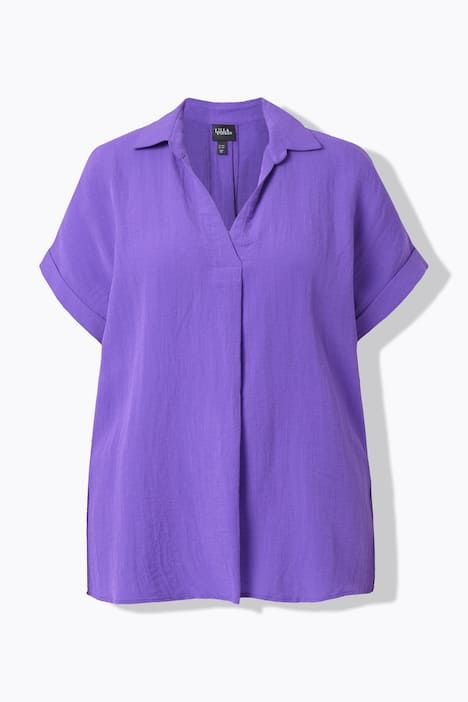 Blouse à manches courtes, boutons dans le dos et pli fantaisie. Coupe oversize.