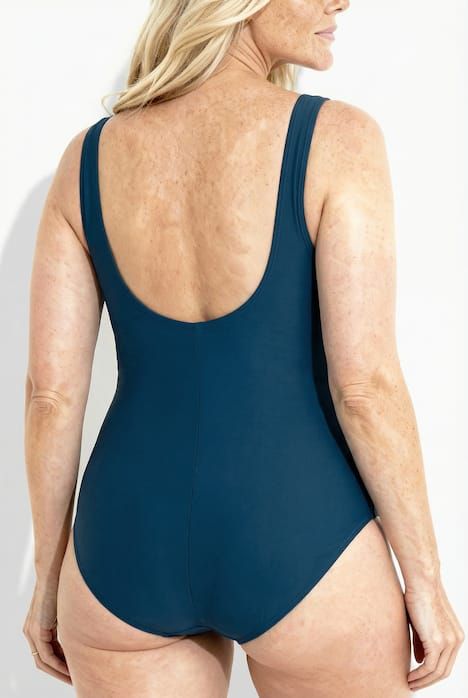 Maillot de bain sans bonnets souples, avec bandes fantaisie. Matière recyclée.