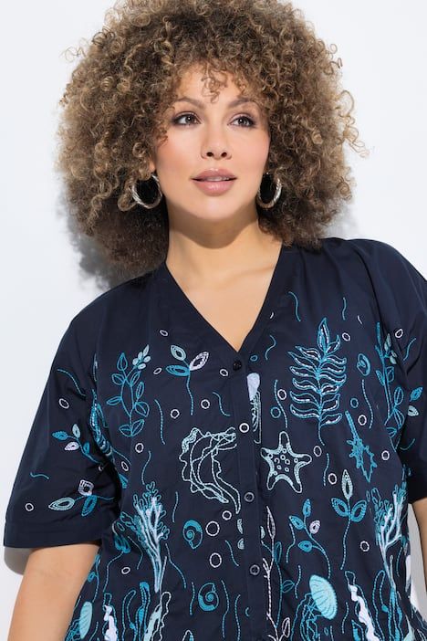 Chemisier oversize avec broderies. Décolleté V et manches courtes