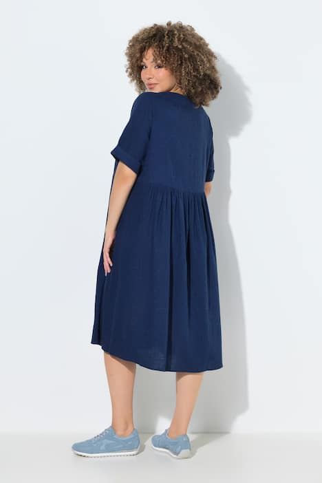 Robe en lin mélangé. Encolure ronde et manches courtes. Coupe évasée