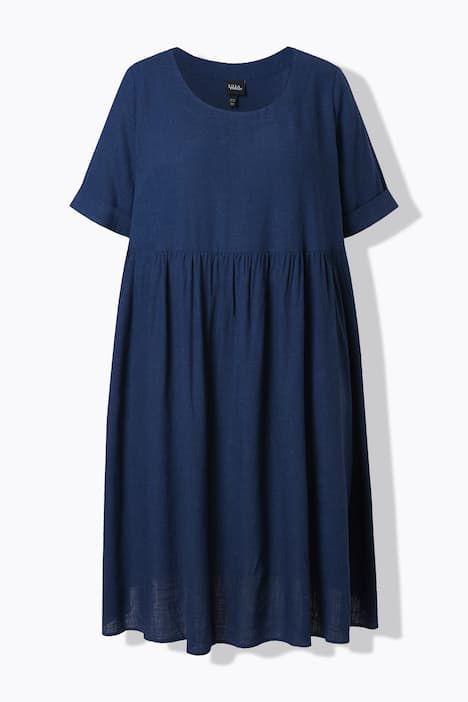 Robe en lin mélangé. Encolure ronde et manches courtes. Coupe évasée