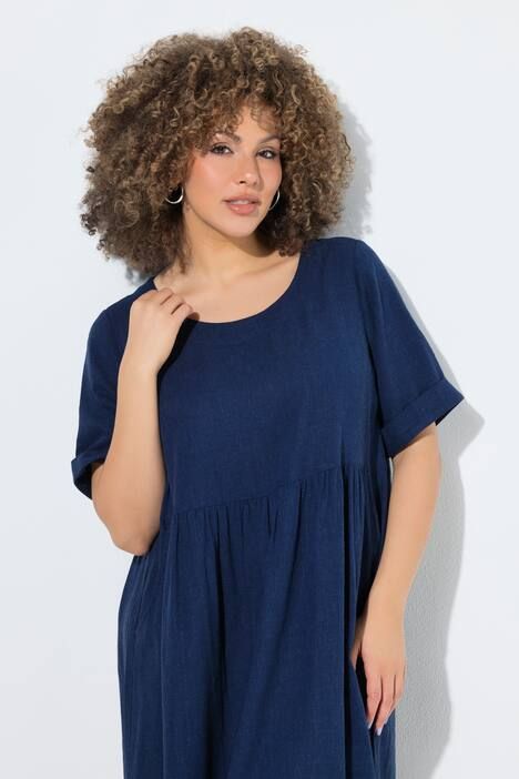 Robe en lin mélangé. Encolure ronde et manches courtes. Coupe évasée