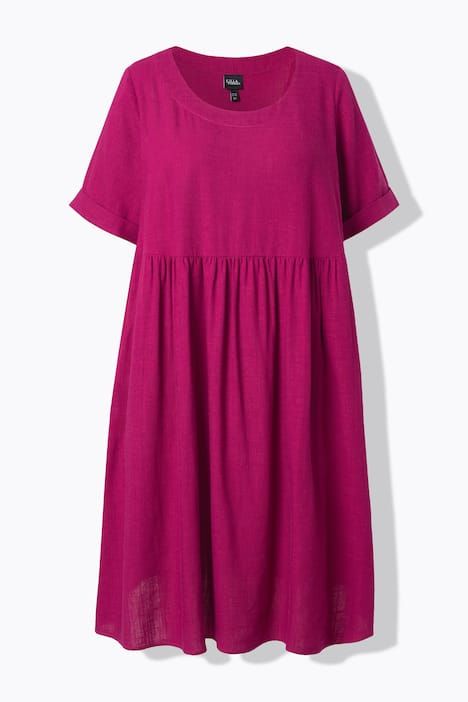 Robe en lin mélangé. Encolure ronde et manches courtes. Coupe évasée