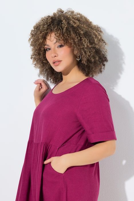 Robe en lin mélangé. Encolure ronde et manches courtes. Coupe évasée