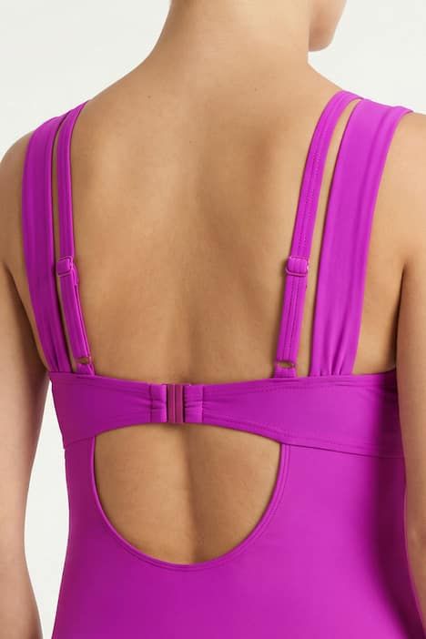 Maillot de bain à armatures. Passepoils et doubles bretelles