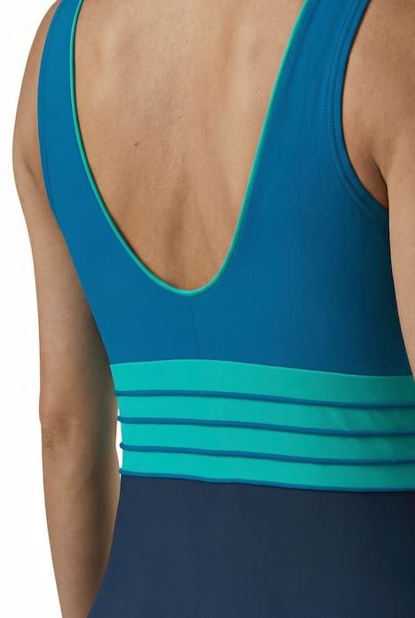 Maillot de bain à bonnets souples. Décolleté V. Passepoils dorés. Matière recyclée