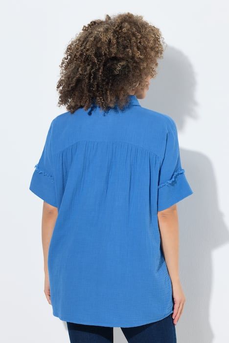 Chemisier oversize en mousseline. Col classique et manches courtes. Bords frangés