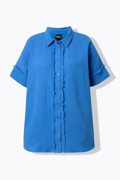 Chemisier oversize en mousseline. Col classique et manches courtes. Bords frangés