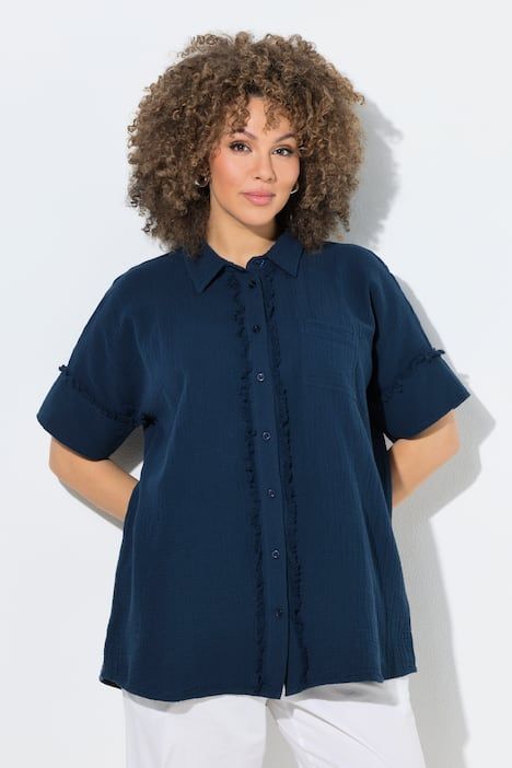 Chemisier oversize en mousseline. Col classique et manches courtes. Bords frangés