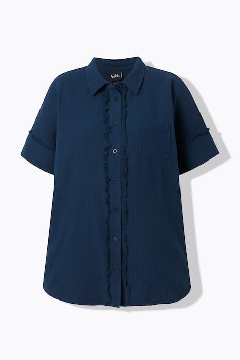 Chemisier oversize en mousseline. Col classique et manches courtes. Bords frangés