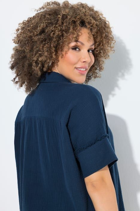 Chemisier oversize en mousseline. Col classique et manches courtes. Bords frangés