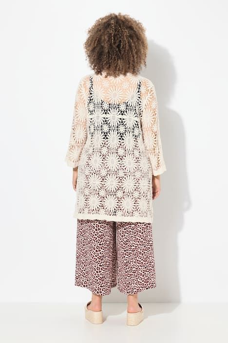 Cardigan, motif floral. Col V et manches longues. Finitions vague